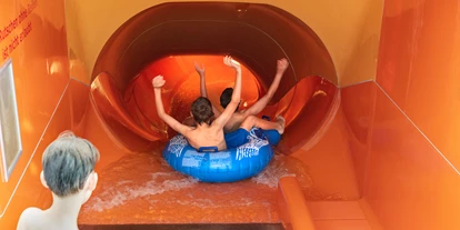 Voyage avec des enfants - Adelberg - Unter Rutschangebot: Die „X-Tube“ bietet Reifenrutschvergnügen der Extraklasse. Bei der „Black Hole-Rutsche“ begibt man sich auf eine 90 Meter lange Rutschpartie im Dunkeln, unterbrochen von modernsten, coolen Licht- und Soundeffekten. - Schenkenseebad