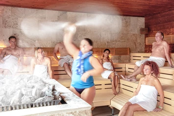 Ausflugsziel: Der vom Deutschen Sauna-Bund ausgezeichnete 5 Sterne Premium-Saunapark des Schenkenseebades bietet mit seiner liebevollen und individuellen Gestaltung, eingebettet in einen wunderschönen Saunagarten, ein unvergessliches Saunaerlebnis.  - Schenkenseebad