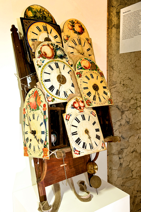 Viaggio con bambini - Witterung: Schönwetter - Baden-Württemberg - Schwarzwälder Schilderuhren auf Traggestell eines Uhrenträgers - Kloster Museum St. Märgen