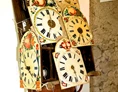 Ausflugsziel: Schwarzwälder Schilderuhren auf Traggestell eines Uhrenträgers - Kloster Museum St. Märgen