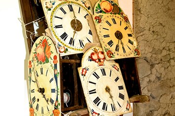 Ausflugsziel: Schwarzwälder Schilderuhren auf Traggestell eines Uhrenträgers - Kloster Museum St. Märgen