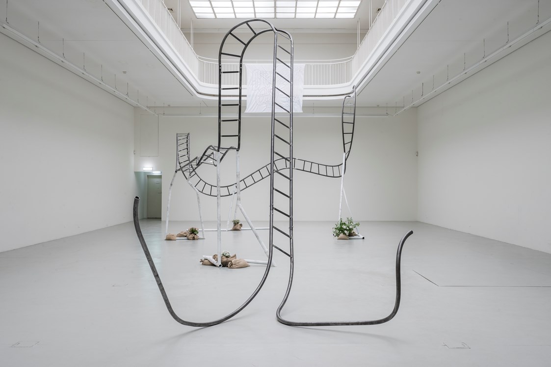 Ausflugsziel: Jesse Darling, Gravity Road, Installationsansicht, Kunstverein Freiburg, 2020, Foto: Marc Doradzillo - Kunstverein Freiburg