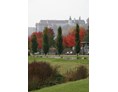 Ausflugsziel: Brenzpark Heidenheim in Herbststimmung mit Schloss Hellenstein im Hintergrund - Brenzpark