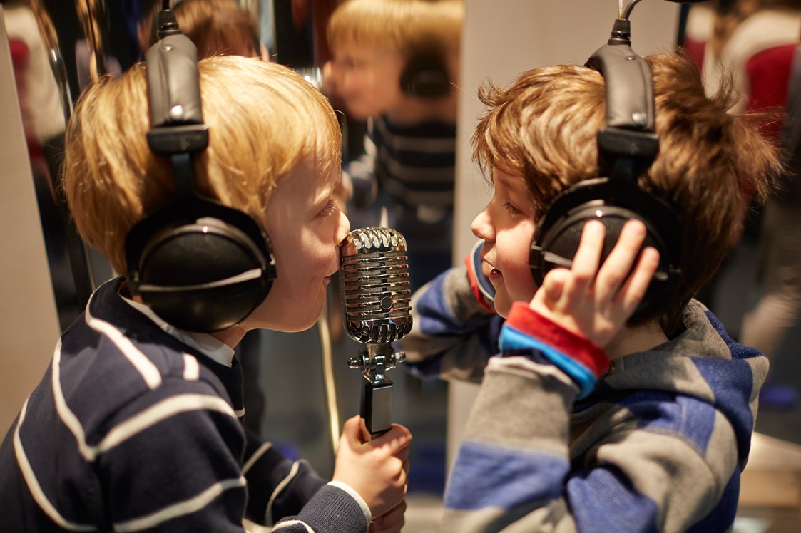 Ausflugsziel: Spannende Stimmexperimente im Hallkristall - TOCCARION – Kinder-Musik-Welt 