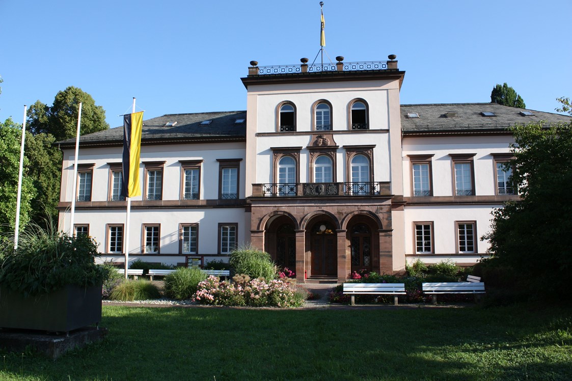 Ausflugsziel: Schloss der Grafen von Bissingen und Nippenburg - Klassizistisches Schloss Schramberg