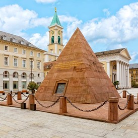 Ausflugsziel: Symbolbild für Ausflugsziel Marktplatz mit Pyramide (Baden-Württemberg). - Marktplatz mit Pyramide