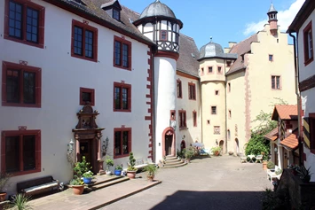 Ausflugsziel: Burghof - Burg und Burgpark Gamburg ob der Tauber