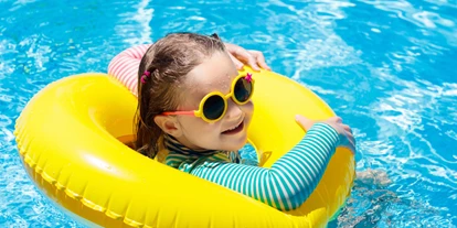 Reis met kinderen - Alpirsbach - Symbolbild für Ausflugsziel Freizeitbad "Die Insel". Keine korrekte oder ähnlich Darstellung! - Freizeitbad "Die Insel"