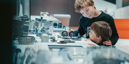 Ausflug mit Kindern - Schörfling am Attersee - Auf 2600 m² kannst du dank einer hochmodernen Ausstellung auf drei Ebenen die Faszination von KTM hautnah erleben.  - KTM Motohall
