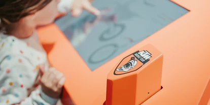 Ausflug mit Kindern - Schörfling am Attersee - Die Rookie-Tour führt unsere kleinsten Besucher zu verschiedenen Simulatoren und Checkpoints und erlaubt einen Einblick in interessante Fakten und Gegebenheiten der Welt von KTM durch viele ausgestattete Stationen. - KTM Motohall