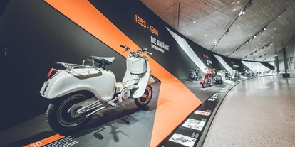 Ausflug mit Kindern - Schörfling am Attersee - In der KTM Motohall erlebst du Innovation und Technologie, die Geschichte von Europas größtem Motorrad-Hersteller, sowie die Motorräder und Abenteuer unserer Motorsporthelden hautnah. - KTM Motohall
