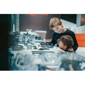 Ausflugsziel: Auf 2600 m² kannst du dank einer hochmodernen Ausstellung auf drei Ebenen die Faszination von KTM hautnah erleben.  - KTM Motohall