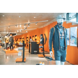 Ausflugsziel: Von Fashion bis Accessoires, in unserem 300 m² großen KTM Motohall Shop findest du alles, was das Fan-Herz begehrt.
 - KTM Motohall