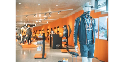 Ausflug mit Kindern - Schörfling am Attersee - Von Fashion bis Accessoires, in unserem 300 m² großen KTM Motohall Shop findest du alles, was das Fan-Herz begehrt.
 - KTM Motohall