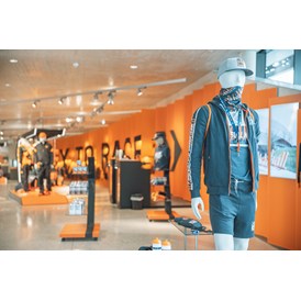 Ausflugsziel: Von Fashion bis Accessoires, in unserem 300 m² großen KTM Motohall Shop findest du alles, was das Fan-Herz begehrt.
 - KTM Motohall