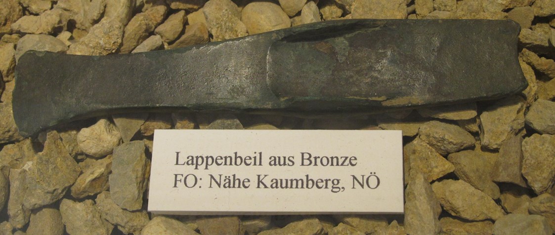 Ausflugsziel: Ein Bronze-Lappenbeil (Bronzezeit) aus dem Raum Kaumberg, NÖ. (Foto M. Götzinger) - Wienerwaldmuseum Eichgraben