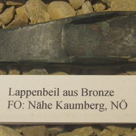 Ausflugsziel: Ein Bronze-Lappenbeil (Bronzezeit) aus dem Raum Kaumberg, NÖ. (Foto M. Götzinger) - Wienerwaldmuseum Eichgraben