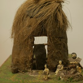 Ausflugsziel: Modell einer jungzeinzeitlichen Wohngrube; © LEMU, Foto schultz+schultz - LEMU - LANGENZERSDORF MUSEUM