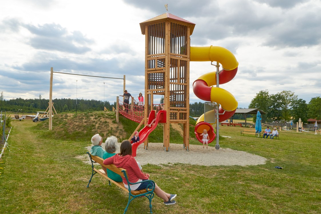 Ausflugsziel: Rutschen- Kletterturm mit Hängebrücke - Kinderparadies Wirtshaus zur Minidampfbahn