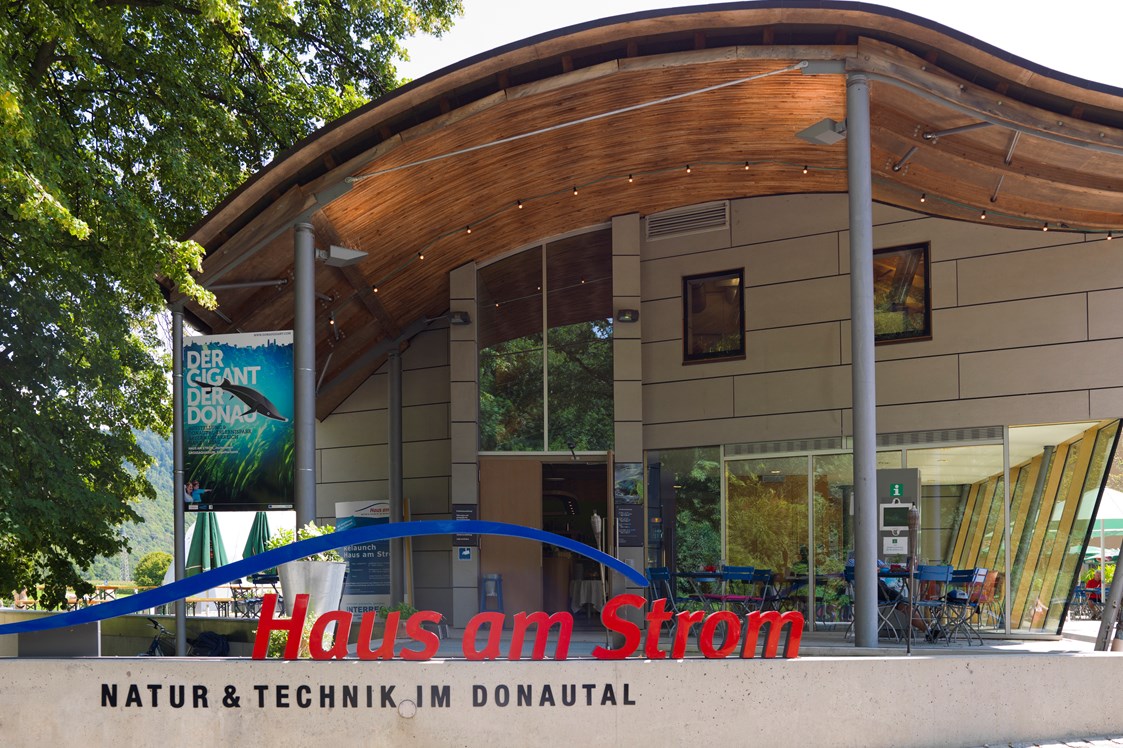 Ausflugsziel: Das Haus am Strom ist die Umweltstation des Landkreises Passau. Besuchen Sie unsere Erlebnisausstellung oder eine unserer zahlreichen Veranstaltungen. Auch das Naturschutzgebiet Donauleiten, das wir betreuen, lädt zu einer genussreichen Wanderung ein. Lassen Sie einen Tag im Haus am Strom in unserem gemütlichen Biergarten ausklingen! - Haus am Strom