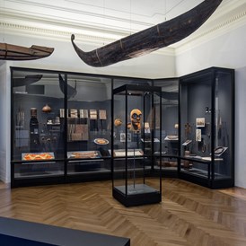 Ausflugsziel: Saalansicht: 
Südsee: Begegnungen mit dem verlorenen Paradies  - Weltmuseum Wien