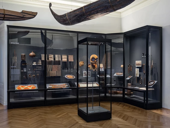 Ausflugsziel: Saalansicht: 
Südsee: Begegnungen mit dem verlorenen Paradies  - Weltmuseum Wien