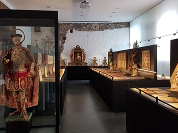 Museum Benediktinerstift Marienberg Highlights beim Ausflugsziel Klosterarbeiten - Exponate aus dem Fundus der Abtei Marienberg