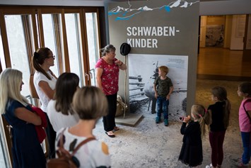 Ausflugsziel: 
Mit sechs Jahren mussten die Kinder aus dem Vinschgau in das Schwabenland für ein halbes Jahr zum Arbeiten gehen - verkauft am Kindermarkt in Ravensburg an reiche schwäbische Bauersfamilien. - Vintschger Museum