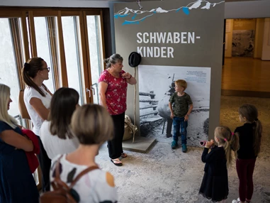 Ausflugsziel: 
Mit sechs Jahren mussten die Kinder aus dem Vinschgau in das Schwabenland für ein halbes Jahr zum Arbeiten gehen - verkauft am Kindermarkt in Ravensburg an reiche schwäbische Bauersfamilien. - Vintschger Museum
