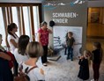 Ausflugsziel: 
Mit sechs Jahren mussten die Kinder aus dem Vinschgau in das Schwabenland für ein halbes Jahr zum Arbeiten gehen - verkauft am Kindermarkt in Ravensburg an reiche schwäbische Bauersfamilien. - Vintschger Museum