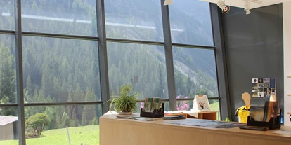 Voyage avec des enfants - Ardez - Ausblick aus dem Besucherzentrum naturatrafoi des Nationalparks Stilfserjoch - Informationspunkt und Shop - Nationalparkhaus naturatrafoi