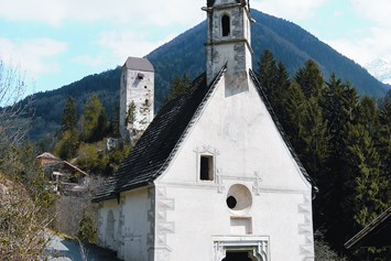 Ausflugsziel: Kirche zum Heiligen Kreuz unterhalb der Jaufenburg, spätgotischer Bau, von den Herren der Jaufenburg in Auftrag gegeben. - Jaufenburg