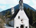 Ausflugsziel: Kirche zum Heiligen Kreuz unterhalb der Jaufenburg, spätgotischer Bau, von den Herren der Jaufenburg in Auftrag gegeben. - Jaufenburg