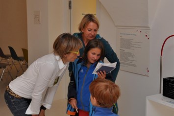 Ausflugsziel: Interessierte Besucherinnen - Pharmaziemuseum Brixen