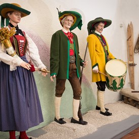 Ausflugsziel: Trachtenbekleidung der verschiedenen Vereine im Dorf - Museum Steinegg