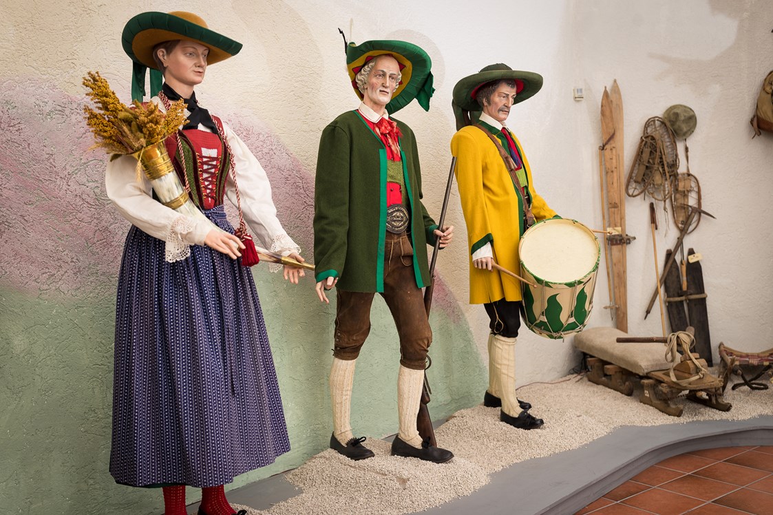 Ausflugsziel: Trachtenbekleidung der verschiedenen Vereine im Dorf - Museum Steinegg