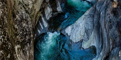 Trip with children - Dorf Tirol - RUND UMS MUSEU
DER PASSERSCHLUCHT-WEG 
Hauptdarsteller des ganzen Weges sind die einzigartige Natur, die Felsen und das Wasser, welche unnachahmliche Schönheiten geformt haben.
 320 Höhenmeter Auf- bzw. Abstieg
6,5 Kilometer Strecke
Gehzeit vom Dorfzentrum St. Leonhard zum Dorfzentrum Moos: ca. 2h 45min.
Schwierigkeit: leicht - mittel
 
Viele Möglichkeiten 
Am Rückhaltedamm unterhalb von Moos bietet sich die Möglichkeit, an beeindruckenden Eislöchern vorbei, über den Stieber Wasserfall nach Moos zu wandern.
Die Gletschermühlen unterhalb von Platt zeigen ein weiteres Naturdenkmal. Diese können ebenfalls ausgehend vom Rückhaltedamm bei Moos über den Anstieg der linken Uferseite erreicht werden.
Als Rückweg nach St. Leonhard empfiehlt sich eine Wanderung vorbei am beeindruckenden Stuller Wasserfall und über das Sonnenplateau von Stuls.
Die Passerschlucht kann nur zu Fuß begangen werden. Das Befahren mit Mountainbikes ist nicht erlaubt. - MuseumPasseier - Andreas Hofer