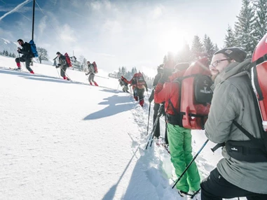 Ausflugsziel: Die Rodel als Rucksack am Rücken - Abenteuer Management - Naturerlebnis pur