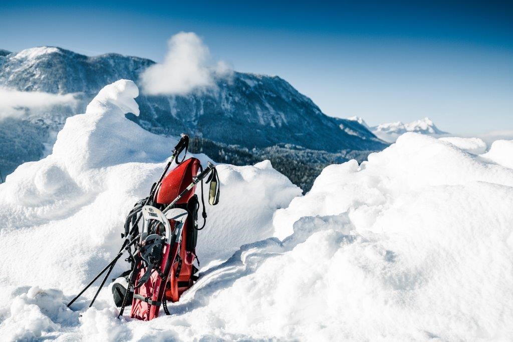 Ausflugsziel: Das spezielle Tragesystem ermöglicht es, die Schneeschuhe sicher zu verstauen - Abenteuer Management - Naturerlebnis pur