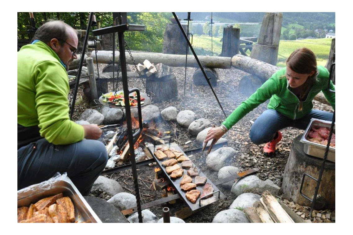 Ausflugsziel: Grillen über dem Lagerfeuer - Abenteuer Management - Naturerlebnis pur