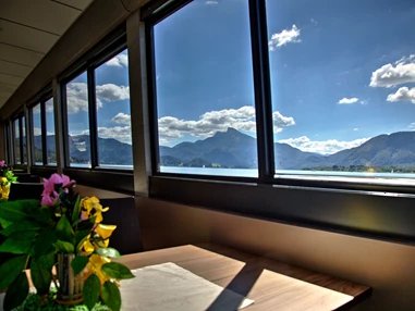 Ausflugsziel: Blick aus dem Salon unter Deck - Mondsee Schifffahrt Hemetsberger