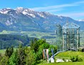 Ausflugsziel: Der Nationalpark Panoramaturm Wurbauerkogel, im Hintergrund das Warscheneck Bergmassiv in Oberösterreich. - Nationalpark Panoramaturm Wurbauerkogel