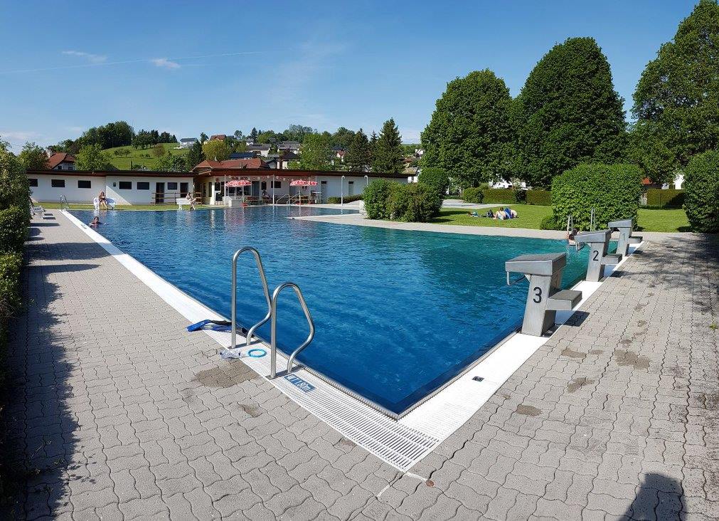 Ausflugsziel: Familienfreundliches Freibad im Naturparkt Obst-Hügel-Land