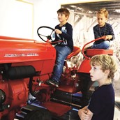 Ausflug mit Kindern: Kinder am Traktor Simulator im fahr(T)raum - fahr(T)raum - Ferdinand Porsche Erlebniswelten