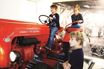 Ausflugsziel: Kinder am Traktor Simulator im fahr(T)raum - fahr(T)raum - Ferdinand Porsche Erlebniswelten
