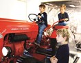Ausflugsziel: Kinder am Traktor Simulator im fahr(T)raum - fahr(T)raum - Ferdinand Porsche Erlebniswelten