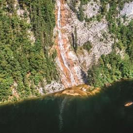Ausflugsziel: Eine Plätte beim Wasserfall am Toplitzsee. - Schifffahrt Grundlsee
