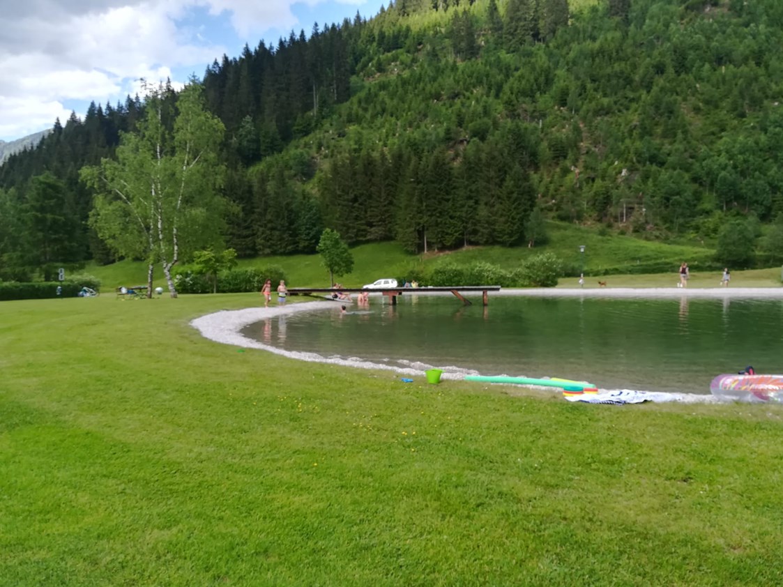 Ausflugsziel: Kleine schmucke Freizeitanlage im Zentrum von Donnersbachwald. Neben einer großen Liegewiese steht auch noch ein Spielplatz und Beachvolleyballplatz zur Verfügung. Unmittelbar neben dem Badeteich befindet sich auch ein Biotop zum Fischen. - Freizeitanlage Donnersbachwald