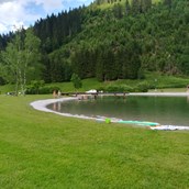 Ausflugsziel - Kleine schmucke Freizeitanlage im Zentrum von Donnersbachwald. Neben einer großen Liegewiese steht auch noch ein Spielplatz und Beachvolleyballplatz zur Verfügung. Unmittelbar neben dem Badeteich befindet sich auch ein Biotop zum Fischen. - Freizeitanlage Donnersbachwald