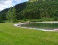 Ausflugsziel: Kleine schmucke Freizeitanlage im Zentrum von Donnersbachwald. Neben einer großen Liegewiese steht auch noch ein Spielplatz und Beachvolleyballplatz zur Verfügung. Unmittelbar neben dem Badeteich befindet sich auch ein Biotop zum Fischen. - Freizeitanlage Donnersbachwald